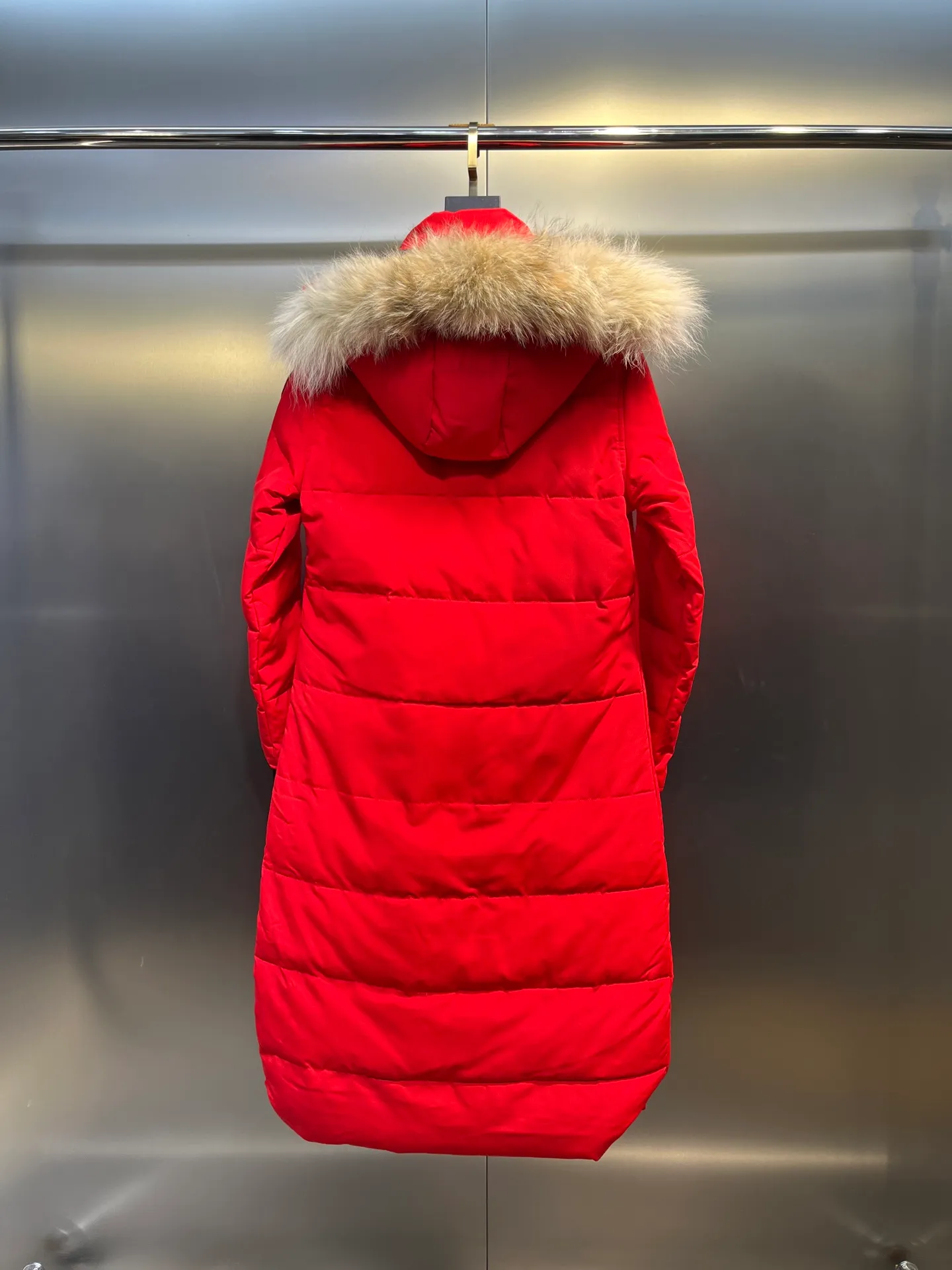 P840 CANADA GOOSE parka 22 styles ➖ Genuine synchronous anti-counterfeiting chip sensor! ➖ Imported 21-count polyester-cotton blended original fabric [last year’s 16-count/18-count hard fabrics have been completely eliminated, this year all use 21-count genuine synchronous fabrics, the soft mid-strap feels delicate and textured], genuine synchronous Feather-Light 10D waterproof coating fabric, made of 84.5 polyester fiber and 15.5 cotton, 100% the best feel in the entire network! ➖ The genuine official website is synchronized with the national standard 80 white duck down, you can check the official website customer service, there will never be a series of misleading claims such as 90 down or goose down! ➖ Using the best nylon lining with double double-layer sealing design, velvet-proof No. 7 needle + grid-filled down ready-made garments, there is 100% no so-called velvet running! ➖ The cuffs are designed with thickened seamless threads, and the collar and pockets are lined with top-quality polar fleece to keep you warm and comfortable! ➖ Yoshida YKK provides original custom-made electroplated sliders. YKK two-way lockable zippers are tight and smooth and will not peel off paint! ➖ 3M composite guarantees that the Velcro is the same as the original, durable, and all accessories and hardware are custom-made! ➖ Imported BEHRINGER embroidery machine to customize the 10,000-needle embroidery logo, 98% of which can be reproduced to restore the original logo. You can check and compare on the official website! ➖ The fur collars are all made of large pieces of Western Canadian blue wolf hide, ensuring that each fur collar is 13-15cm wide! size：xs-xl